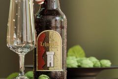 Bierszene_Buegelflasche_Hopfen