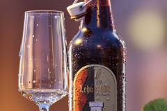 Bierszene_Buegelflasche_Hopfen02