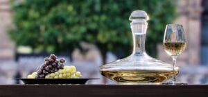 Weintrauben, Weißwein im Dekanter, 3D Rendering,